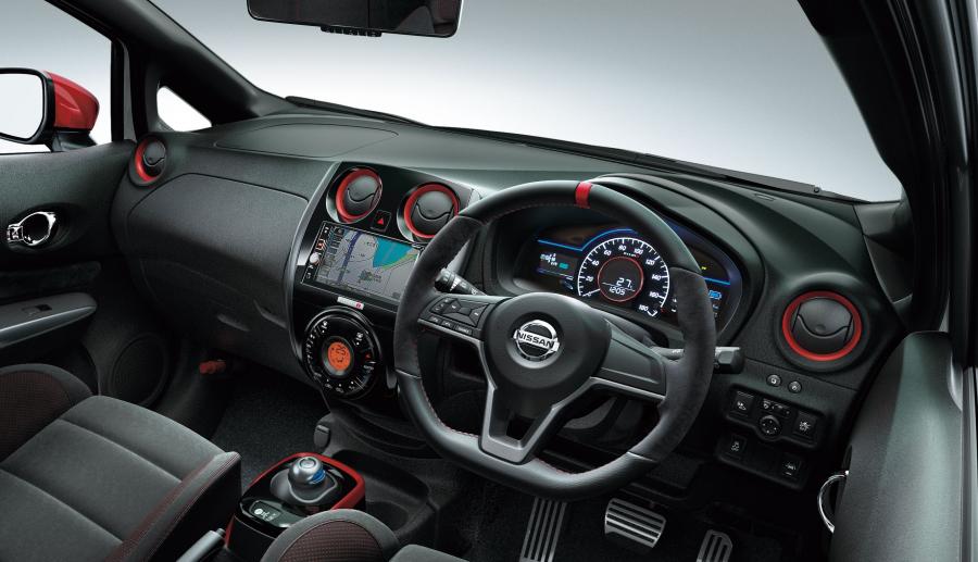 Торпедо Nissan Note e-POWER Nismo (E12) 2016 года  (фото 4 из 24)